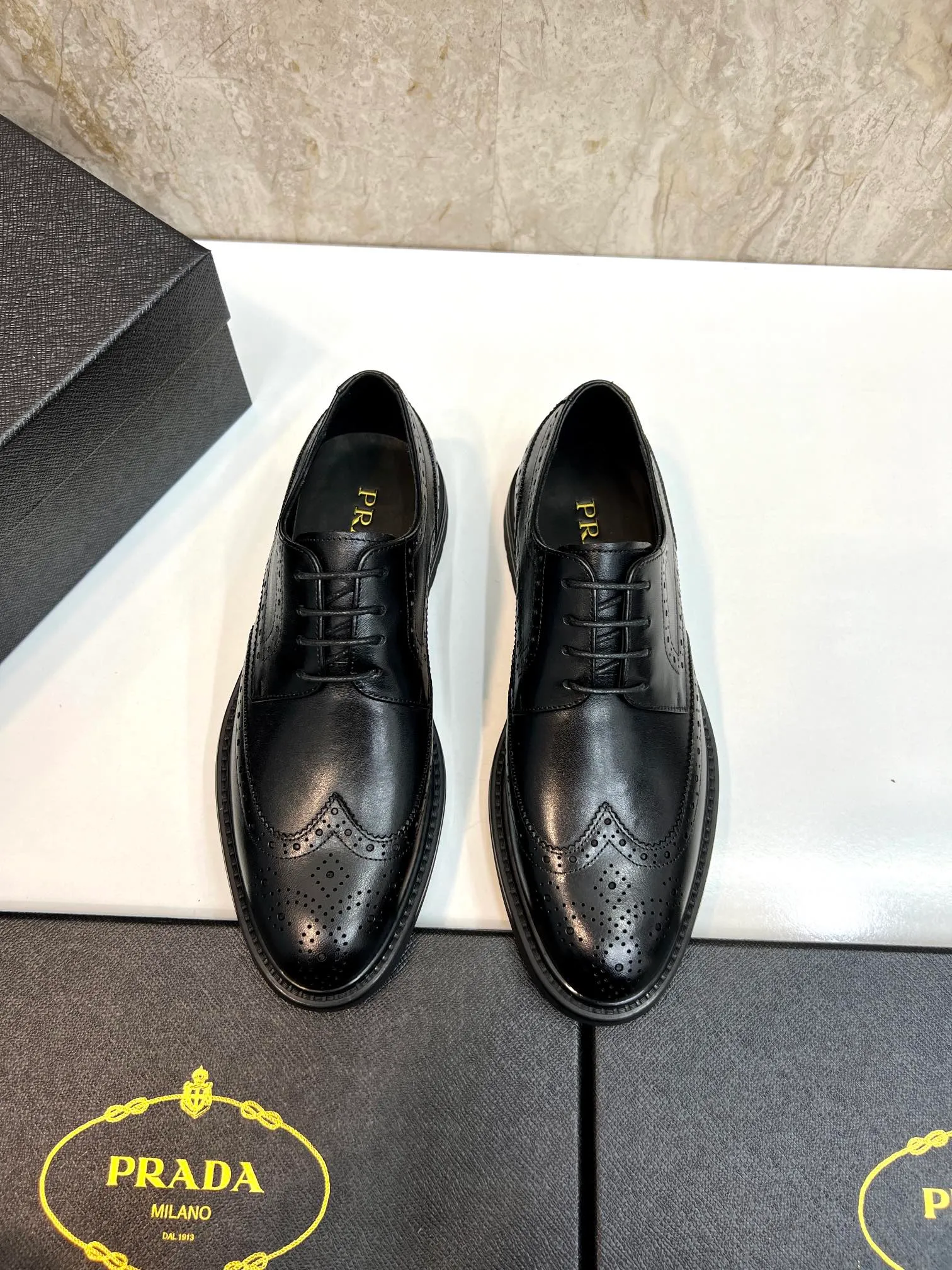 Original order quality: P580 Brand: PRADA (Prada) Standard code: Men's size 38/44 (45 can be customized) Grade: Same style as the official website High-quality men's shoes Material: Original cowhide Water-dyed cowhide lining Rubber outsole Style categories: Men's fashionable formal leather shoes Slip-on men's shoes series Young fashion European and American trends British style Top luxury Color: Actual picture
